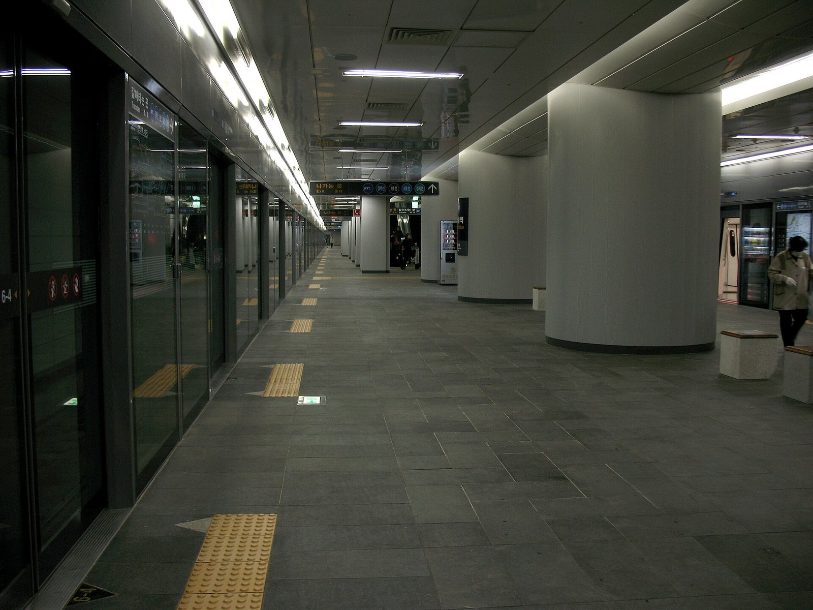 ソウル駅の空港鉄道ホーム（資料写真・ウィキメディア・コモンズ）