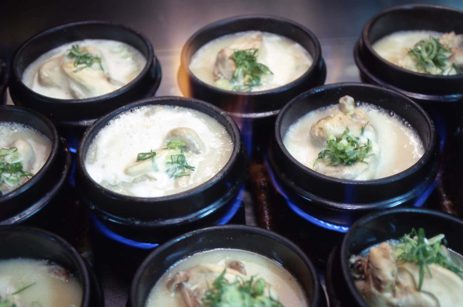 参鶏湯（資料写真・ウィキメディア・コモンズ）