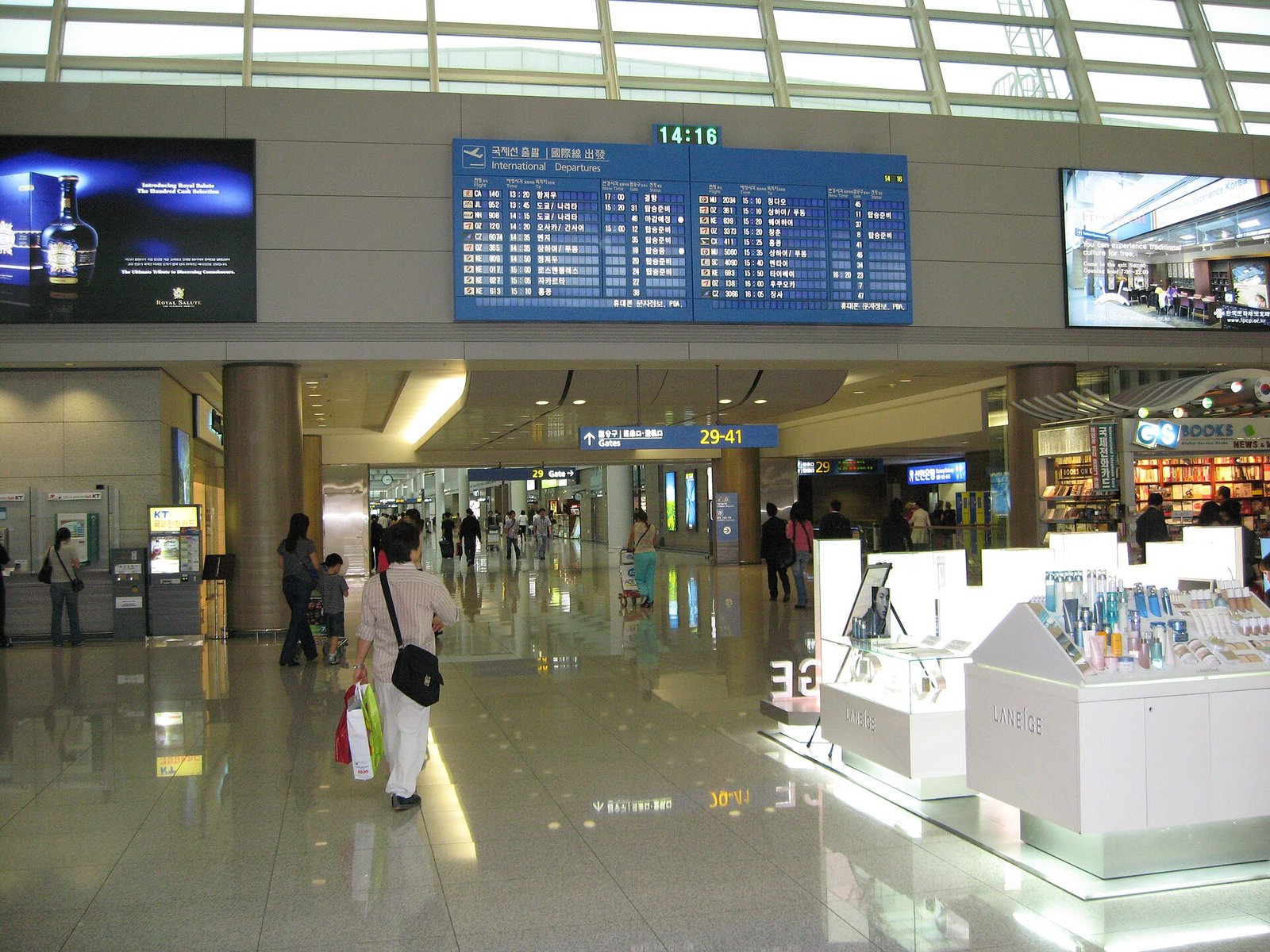 仁川国際空港の到着エリア（資料写真・ウィキメディア・コモンズ）