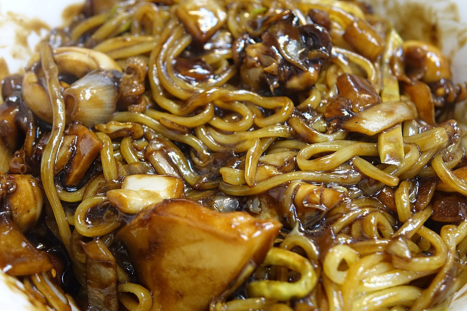 チャジャンミョン（資料写真・ウィキメディア・コモンズ）