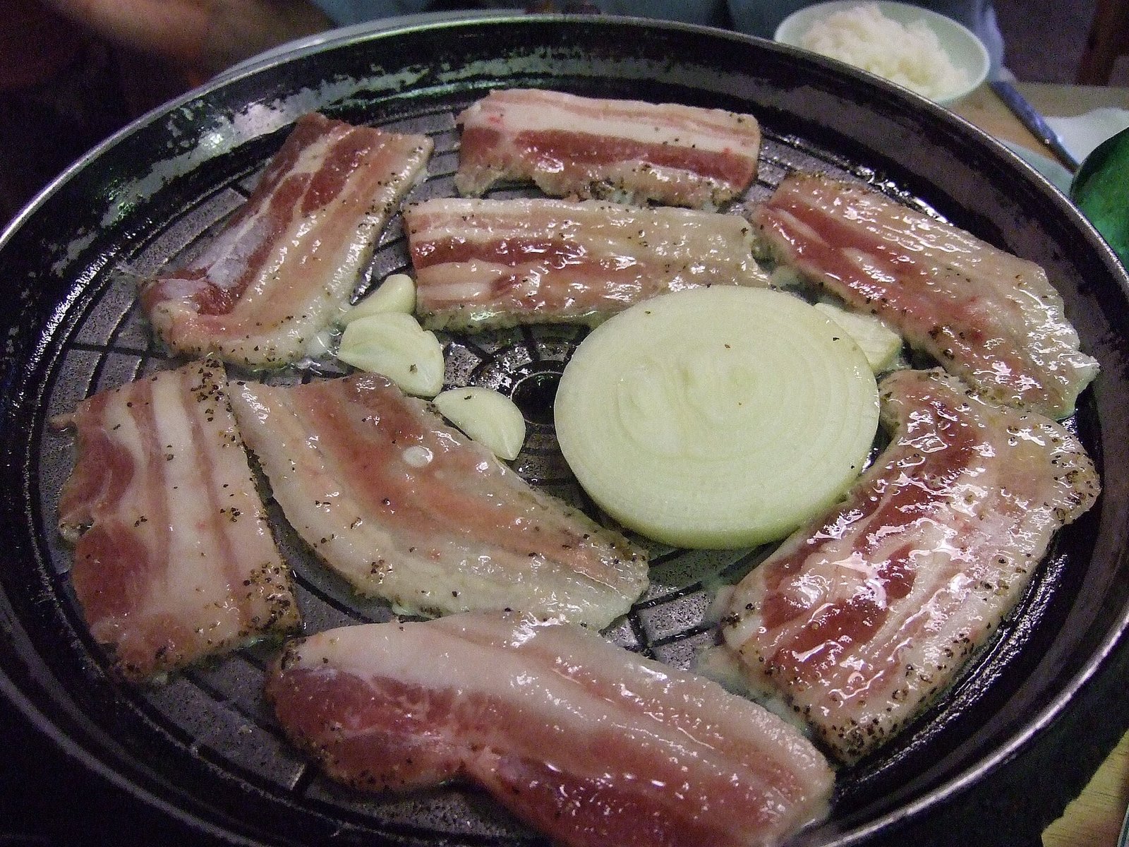 網で焼いているサムギョプサル（資料写真・ウィキメディア・コモンズ）